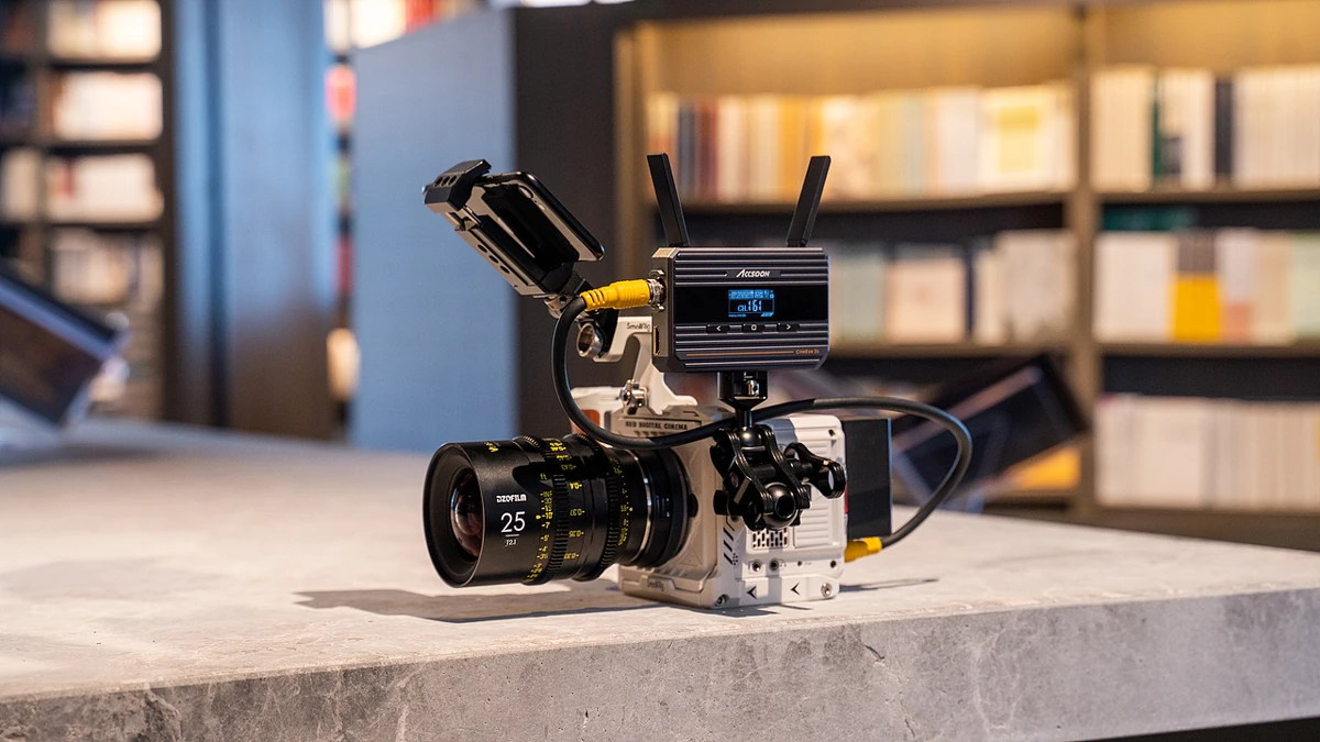 CineEye 2S 在摄影机顶部的产品实拍